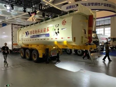 Trailer basculante traseiro do tanque