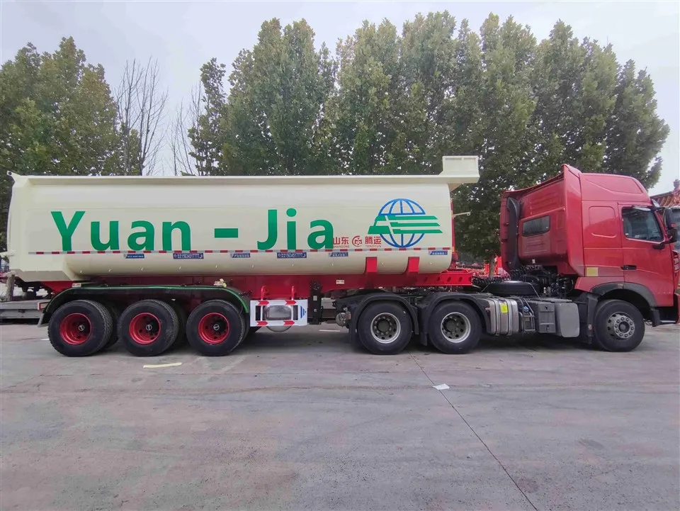 Caminhão basculante traseiro tipo tanque